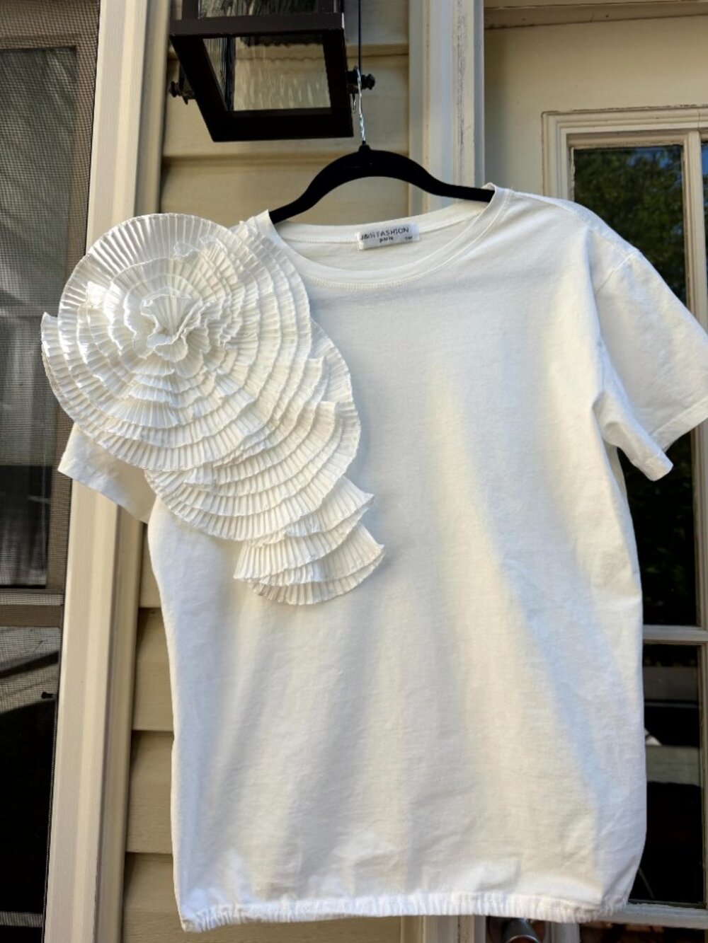 J&H Fashion Paris 3D Rosette White Floral Appliqué Women’s Top Short Sleeve, S/M